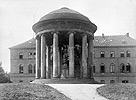Die älteste, bekannte Fotografie des Leibnizdenkmals an seinem ersten Standort, 1890 fotografiert von Friedrich-Karl Wunder - einer der wichtigsten Fotografen, der das Stadtbild Hannovers im späten 19. Jahrhundert reproduziert hat