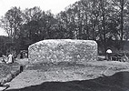 Der Sockel nach Abbruch des Leibnizdenkmals an seinem Original-Standort am Waterlooplatz, vor der Umsetzung in den Georgengarten im Mai 1935