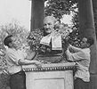 Zwei Schüler der Leibnizschule Hannover ehren ihren Namenspatron anlässlich ihres 75. Schuljubiläums